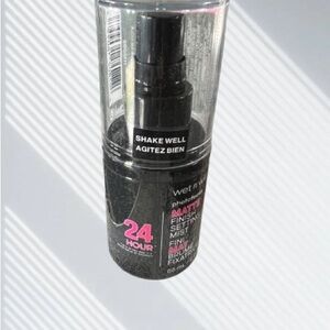 wet n wild Matte Finish Setting Mist - Black and Pink